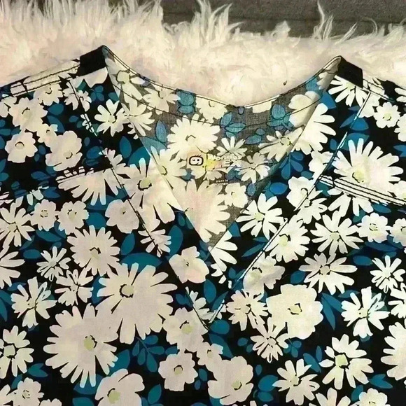 Wonder Flex Black, Teal and White Flowered Short Sleeve Scrub Shirt Size Large - Picture 7 of 10